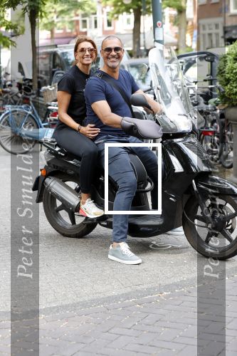 Amsterdam 18 juli 2018
Ruud Gullit en Karin de Rooij op scooter