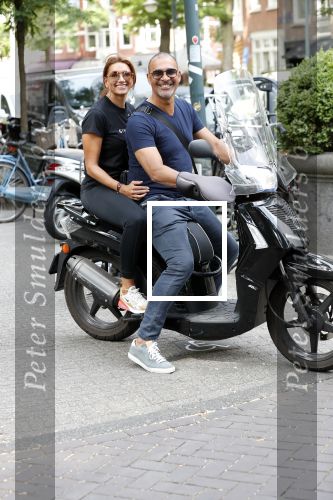 Amsterdam 18 juli 2018
Ruud Gullit en Karin de Rooij op scooter