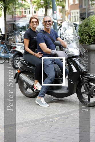 Amsterdam 18 juli 2018
Ruud Gullit en Karin de Rooij op scooter