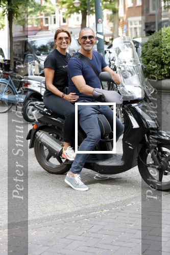 Amsterdam 18 juli 2018
Ruud Gullit en Karin de Rooij op scooter
