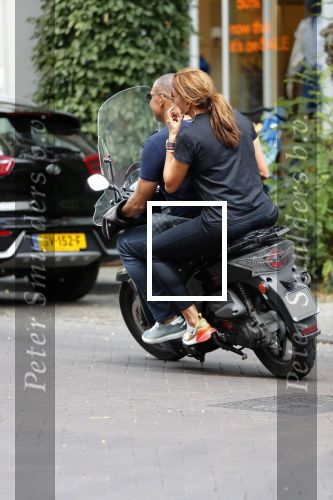 Amsterdam 18 juli 2018
Ruud Gullit en Karin de Rooij op scooter