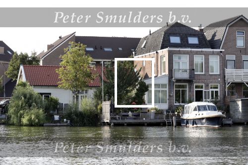 Weesp 4 juli 2018
Sara Kroos haar huis / huizen (de 2 linker) aan de vecht in Weesp