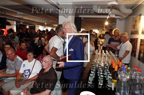 Amsterdam 7 juli 2018
Boekpresentatie Sjaak Swart bij Scheltema. Freek de Jonge reikt het eerste boek uit