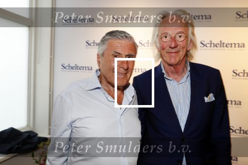 Amsterdam 7 juli 2018
Boekpresentatie Sjaak Swart bij Scheltema. Freek de Jonge reikt het eerste boek uit