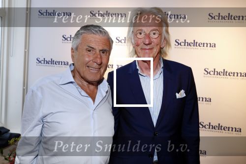 Amsterdam 7 juli 2018
Boekpresentatie Sjaak Swart bij Scheltema. Freek de Jonge reikt het eerste boek uit