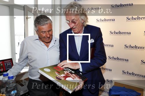 Amsterdam 7 juli 2018
Boekpresentatie Sjaak Swart bij Scheltema. Freek de Jonge reikt het eerste boek uit