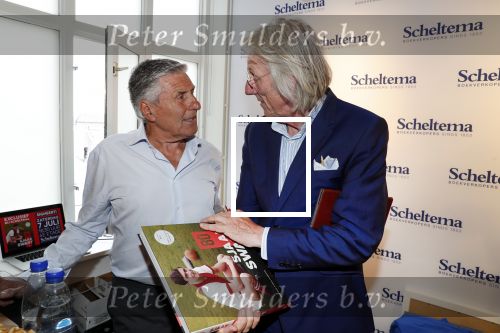 Amsterdam 7 juli 2018
Boekpresentatie Sjaak Swart bij Scheltema. Freek de Jonge reikt het eerste boek uit
