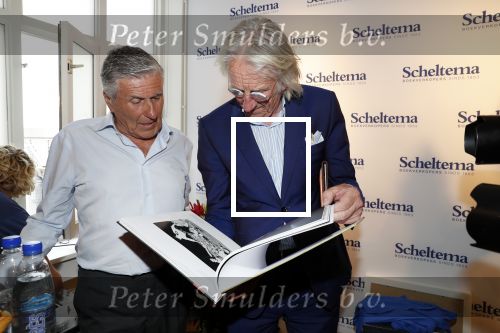 Amsterdam 7 juli 2018
Boekpresentatie Sjaak Swart bij Scheltema. Freek de Jonge reikt het eerste boek uit