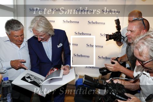 Amsterdam 7 juli 2018
Boekpresentatie Sjaak Swart bij Scheltema. Freek de Jonge reikt het eerste boek uit