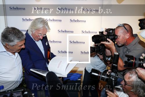 Amsterdam 7 juli 2018
Boekpresentatie Sjaak Swart bij Scheltema. Freek de Jonge reikt het eerste boek uit