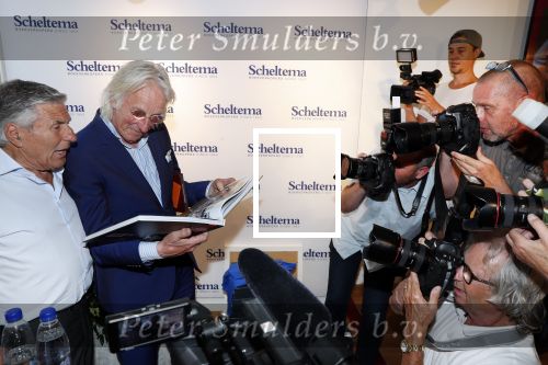 Amsterdam 7 juli 2018
Boekpresentatie Sjaak Swart bij Scheltema. Freek de Jonge reikt het eerste boek uit