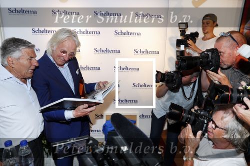 Amsterdam 7 juli 2018
Boekpresentatie Sjaak Swart bij Scheltema. Freek de Jonge reikt het eerste boek uit