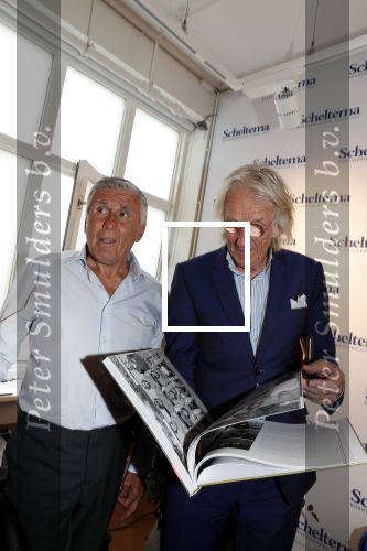 Amsterdam 7 juli 2018
Boekpresentatie Sjaak Swart bij Scheltema. Freek de Jonge reikt het eerste boek uit