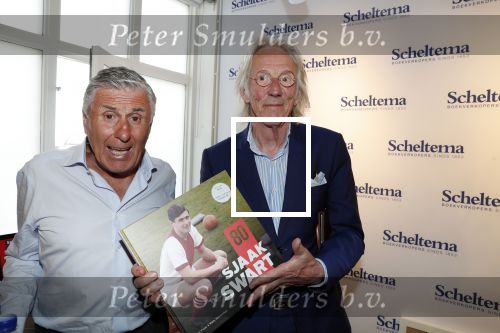 Amsterdam 7 juli 2018
Boekpresentatie Sjaak Swart bij Scheltema. Freek de Jonge reikt het eerste boek uit