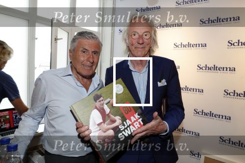 Amsterdam 7 juli 2018
Boekpresentatie Sjaak Swart bij Scheltema. Freek de Jonge reikt het eerste boek uit