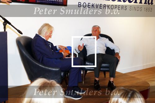 Amsterdam 7 juli 2018
Boekpresentatie Sjaak Swart bij Scheltema. Freek de Jonge reikt het eerste boek uit