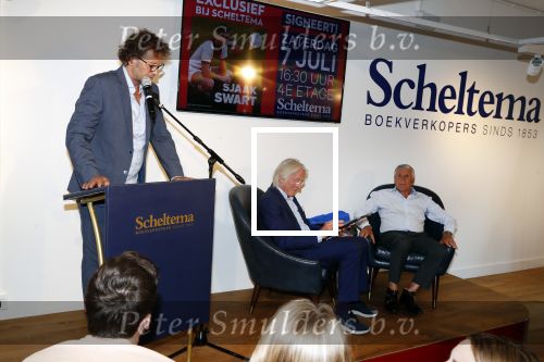 Amsterdam 7 juli 2018
Boekpresentatie Sjaak Swart bij Scheltema. Freek de Jonge reikt het eerste boek uit