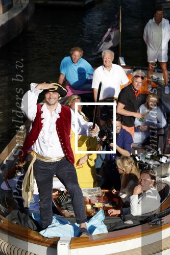 Amsterdam 29 juni 2018
Forum voor Democratie van Thierry Baudet varen met relaties door de grachten van Amsterdam . oa aanwezig Matthijs Albers Jort kelder (met eigen boot) Alwien Tulner Mat Herben Theo Hiddema en Ebru Umar.
