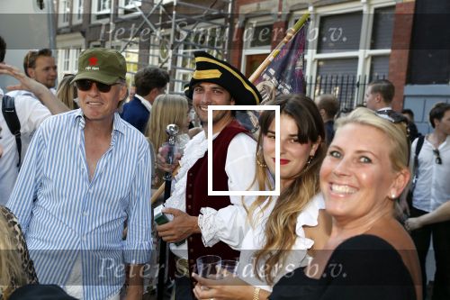 Amsterdam 29 juni 2018
Forum voor Democratie van Thierry Baudet varen met relaties door de grachten van Amsterdam . oa aanwezig Matthijs Albers Jort kelder (met eigen boot) Alwien Tulner Mat Herben Theo Hiddema en Ebru Umar.
