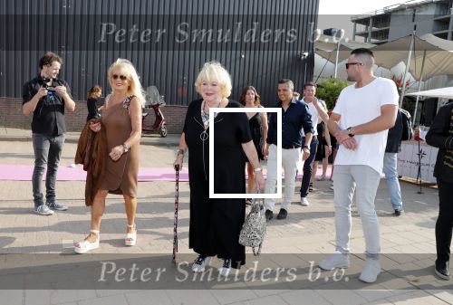 Amsterdam 6 juli 2018
Gordon viert zijn 50e verjaardag bij de Harbour Club en gaat daarna varen met de roze MS de Jordaan. Tineke de Nooij