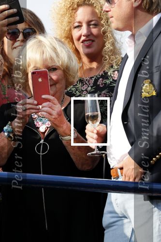 Amsterdam 6 juli 2018
Gordon viert zijn 50e verjaardag bij de Harbour Club en gaat daarna varen met de roze MS de Jordaan. Tineke de Nooij