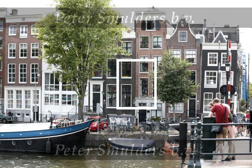Amsterdam 7 juli 2018
In het zwarte grachtenpand (huis) woont Trijntje Oosterhuis.