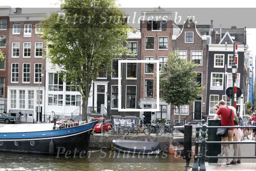 Amsterdam 7 juli 2018
In het zwarte grachtenpand (huis) woont Trijntje Oosterhuis.