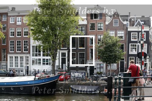 Amsterdam 7 juli 2018
In het zwarte grachtenpand (huis) woont Trijntje Oosterhuis.