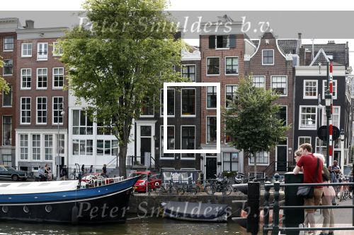 Amsterdam 7 juli 2018
In het zwarte grachtenpand (huis) woont Trijntje Oosterhuis.
