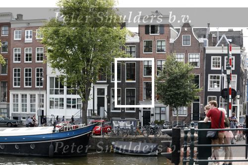 Amsterdam 7 juli 2018
In het zwarte grachtenpand (huis) woont Trijntje Oosterhuis.