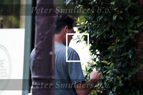 Amsterdam 29 juni 2018
Twan Huys zit voor zijn huis te bellen.