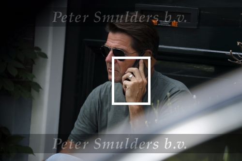 Amsterdam 29 juni 2018
Twan Huys zit voor zijn huis te bellen.