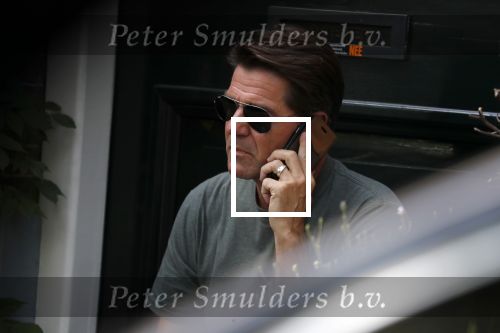 Amsterdam 29 juni 2018
Twan Huys zit voor zijn huis te bellen.