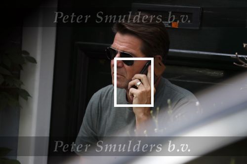 Amsterdam 29 juni 2018
Twan Huys zit voor zijn huis te bellen.