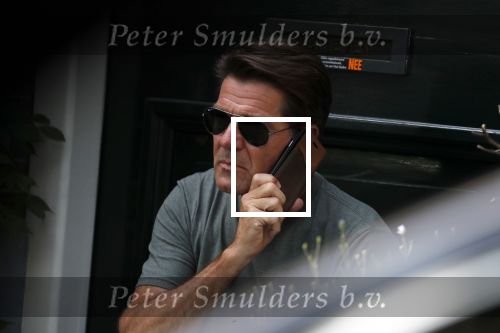 Amsterdam 29 juni 2018
Twan Huys zit voor zijn huis te bellen.