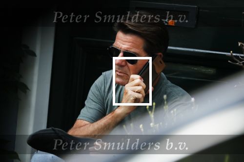 Amsterdam 29 juni 2018
Twan Huys zit voor zijn huis te bellen.