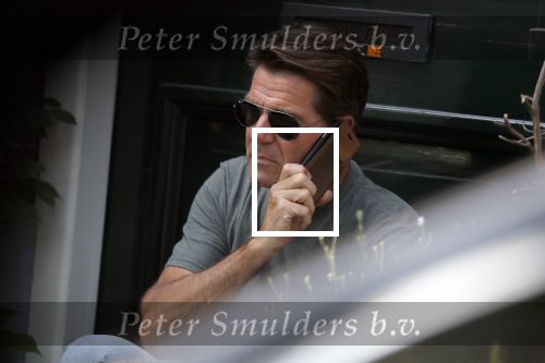 Amsterdam 29 juni 2018
Twan Huys zit voor zijn huis te bellen.
