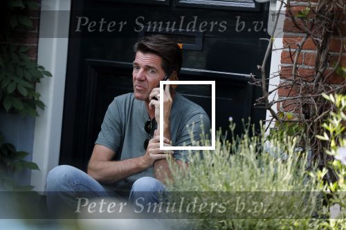 Amsterdam 29 juni 2018
Twan Huys zit voor zijn huis te bellen.