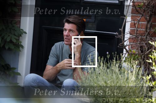 Amsterdam 29 juni 2018
Twan Huys zit voor zijn huis te bellen.