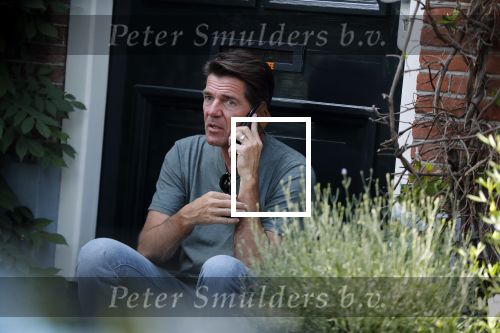 Amsterdam 29 juni 2018
Twan Huys zit voor zijn huis te bellen.