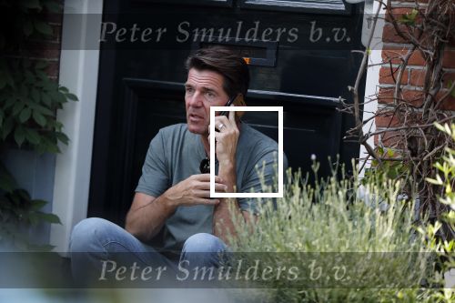 Amsterdam 29 juni 2018
Twan Huys zit voor zijn huis te bellen.