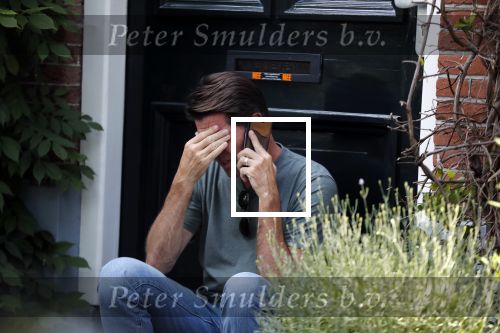 Amsterdam 29 juni 2018
Twan Huys zit voor zijn huis te bellen.