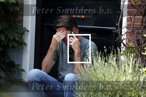 Amsterdam 29 juni 2018
Twan Huys zit voor zijn huis te bellen.