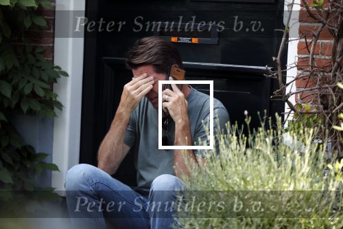 Amsterdam 29 juni 2018
Twan Huys zit voor zijn huis te bellen.