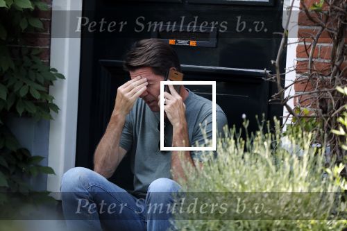 Amsterdam 29 juni 2018
Twan Huys zit voor zijn huis te bellen.