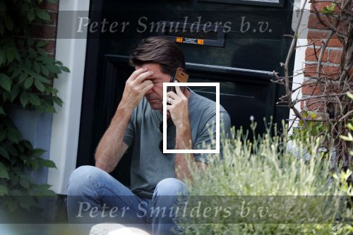 Amsterdam 29 juni 2018
Twan Huys zit voor zijn huis te bellen.