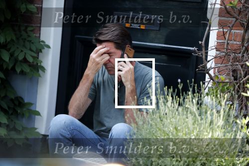 Amsterdam 29 juni 2018
Twan Huys zit voor zijn huis te bellen.