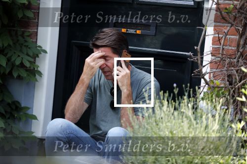 Amsterdam 29 juni 2018
Twan Huys zit voor zijn huis te bellen.
