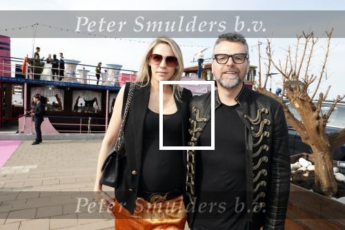Amsterdam 6 juli 2018
Gordon viert zijn 50e verjaardag bij de Harbour Club en gaat daarna varen met de roze MS de Jordaan. William Rutten met zwangere vrouw