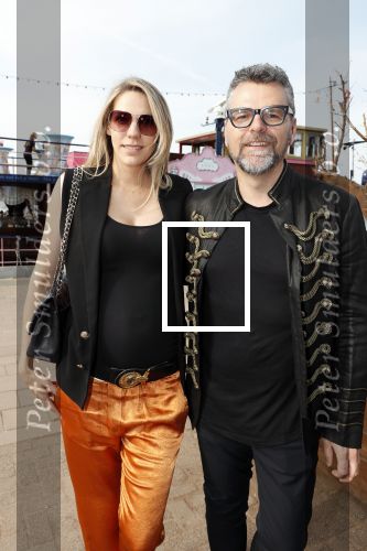 Amsterdam 6 juli 2018
Gordon viert zijn 50e verjaardag bij de Harbour Club en gaat daarna varen met de roze MS de Jordaan. William Rutten met zwangere vrouw